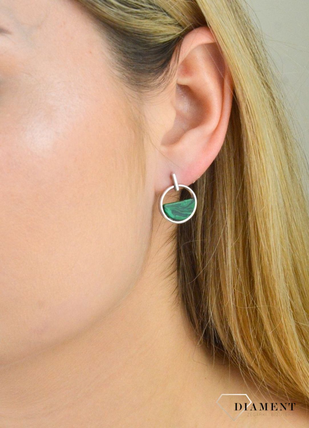 Kolczyki srebrne półksiężyce z malachitem DZK4099 MAL R. Kolczyki srebrne rodowane. Kolczyki srebrne półksiężyce. Kolczyki srebrne z malachitem. Kolczyki srebrne idealne na preze.jpg